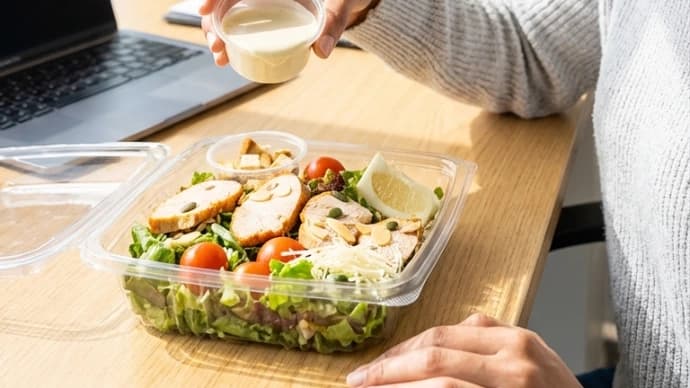 Ensalada de pollo lista para servir