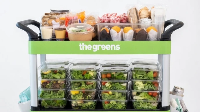 Carrito movil de the greens lleno de productos saludables. Snacks, muffins, ensaladas y más