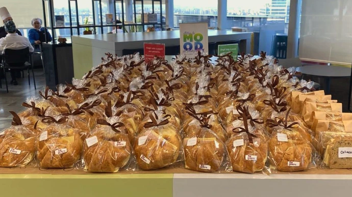 Catering empresarial donde se pueden apreciar múltiples croissant preparados en mesón central.